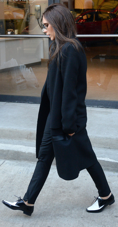 huh Forbedring Hover victoria-beckham-wearing-flat-shoes -ysl-saint-laurent-black-and-white-brogues-celebrity-fashion